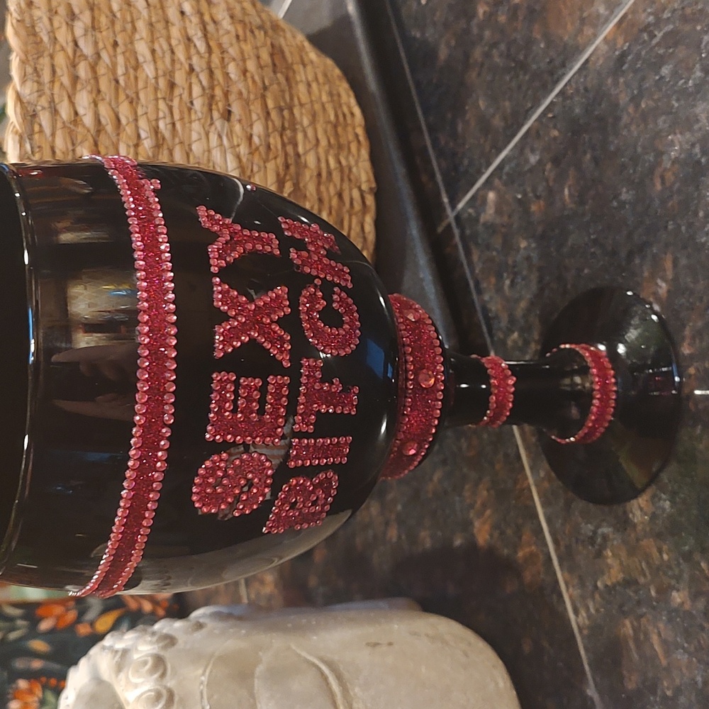 Large sexy gauntlet wine glass 30 oz. Great for bachelorette party.